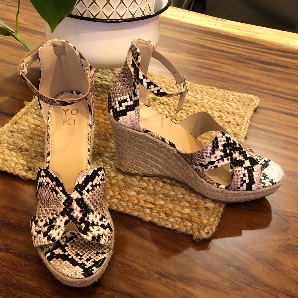 Snakeskin print wedge